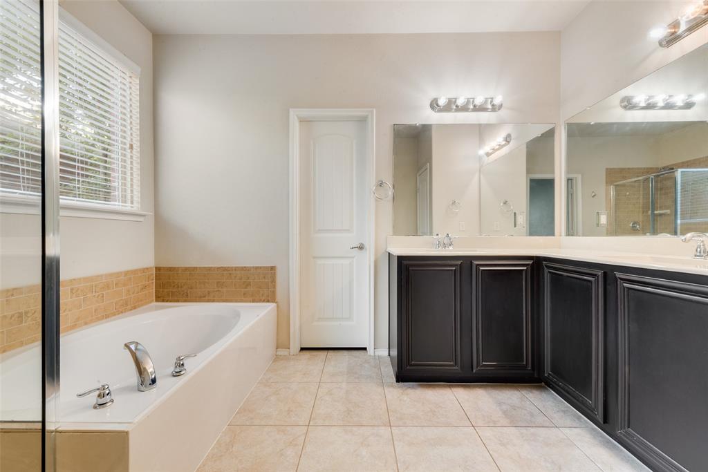 2004 Karsen Lane Heartland, TX 75126 - Photo 9 of 18 a bathroom with a bathtub and a sink