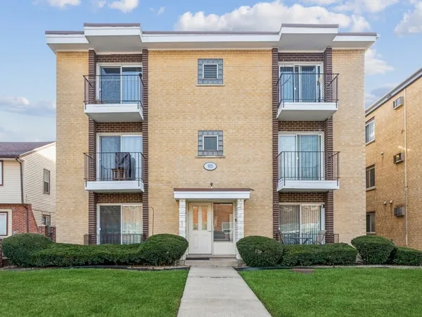 $179,000 | 905 Graceland Avenue, Unit 7, Des Plaines, IL 60016