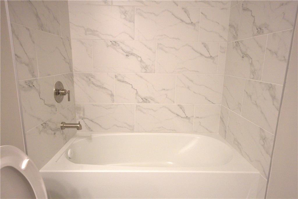 977 Catamaran Court Alpharetta, GA 30005 - Photo 23 of 39 a bathroom with a bathtub