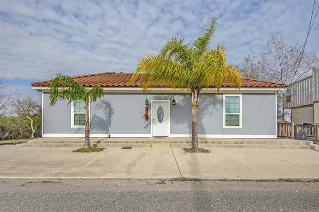 $332,900 | 2734 Avenue D, Dickinson, TX 77539