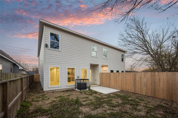 a view of a house with backyard and furniture