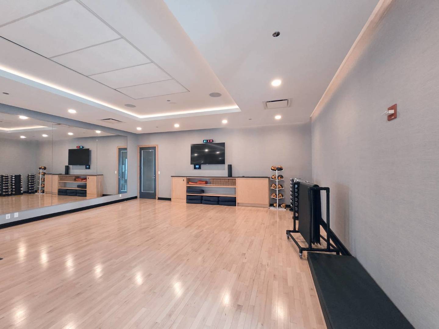 401 North Wabash Avenue, Unit 79C Chicago, IL 60611 - Photo 26 of 38 a view of a kitchen with a table and chairs