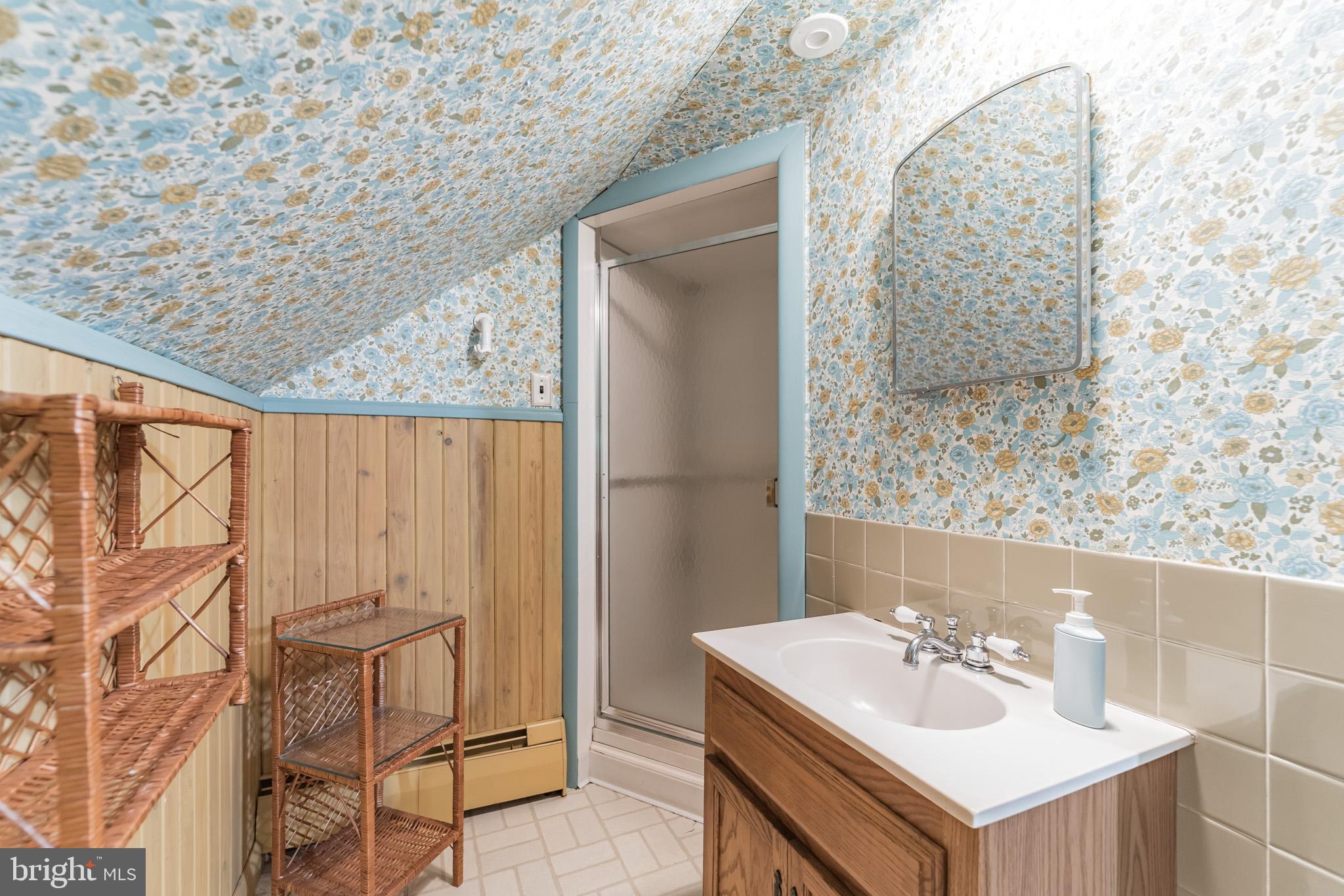 3881 Gradyville Road Newtown Square, PA 19073 - Photo 37 of 55 2nd floor full bath