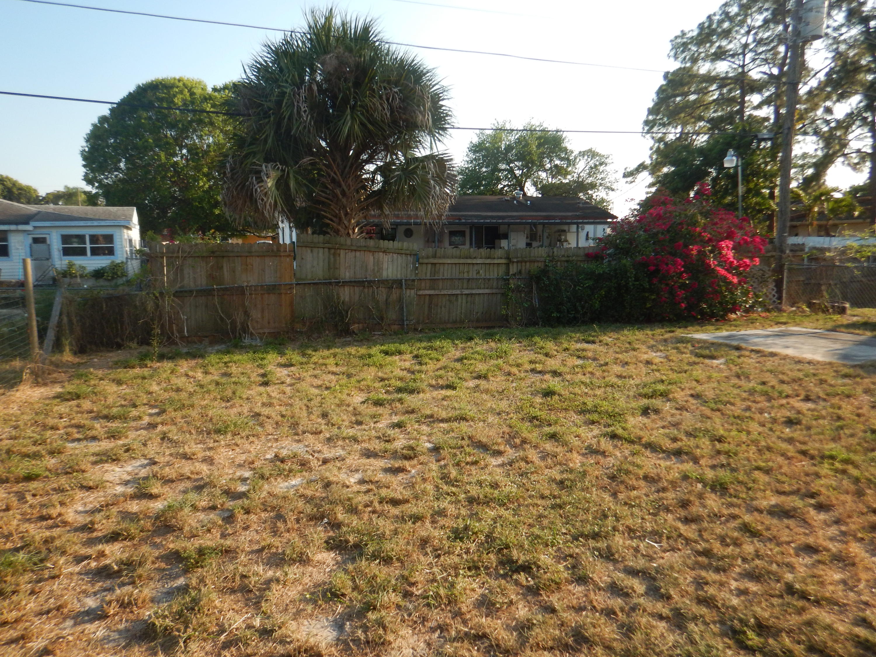 5662 Papaya Road West Palm Beach, FL 33413 - Photo 18 of 19 Large Backyard