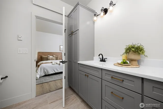 a en suite bathroom with a double vanity sink and mirror