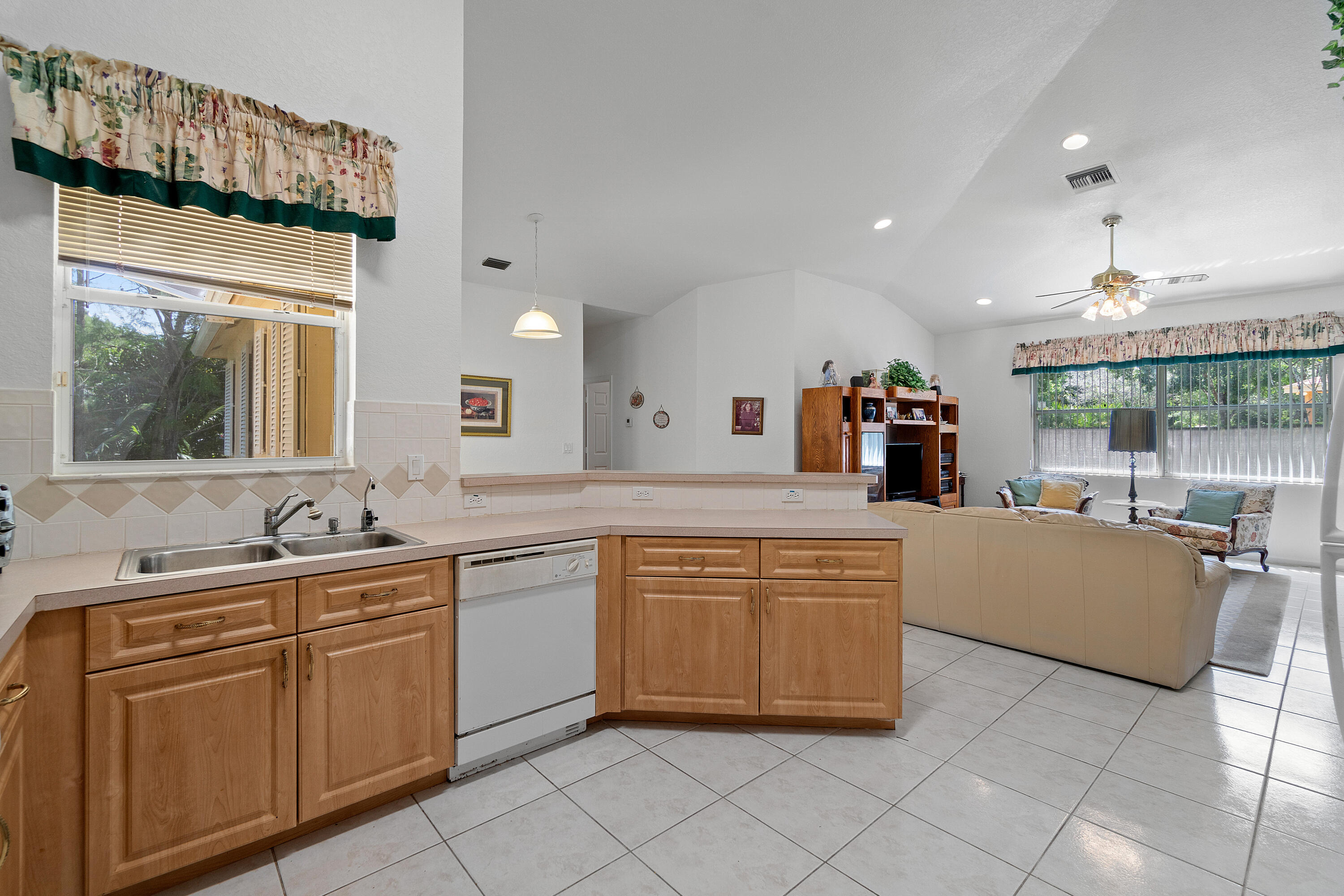 136 Nottingham Road Royal Palm Beach, FL 33411 - Photo 14 of 33 136 Nottingham Rd