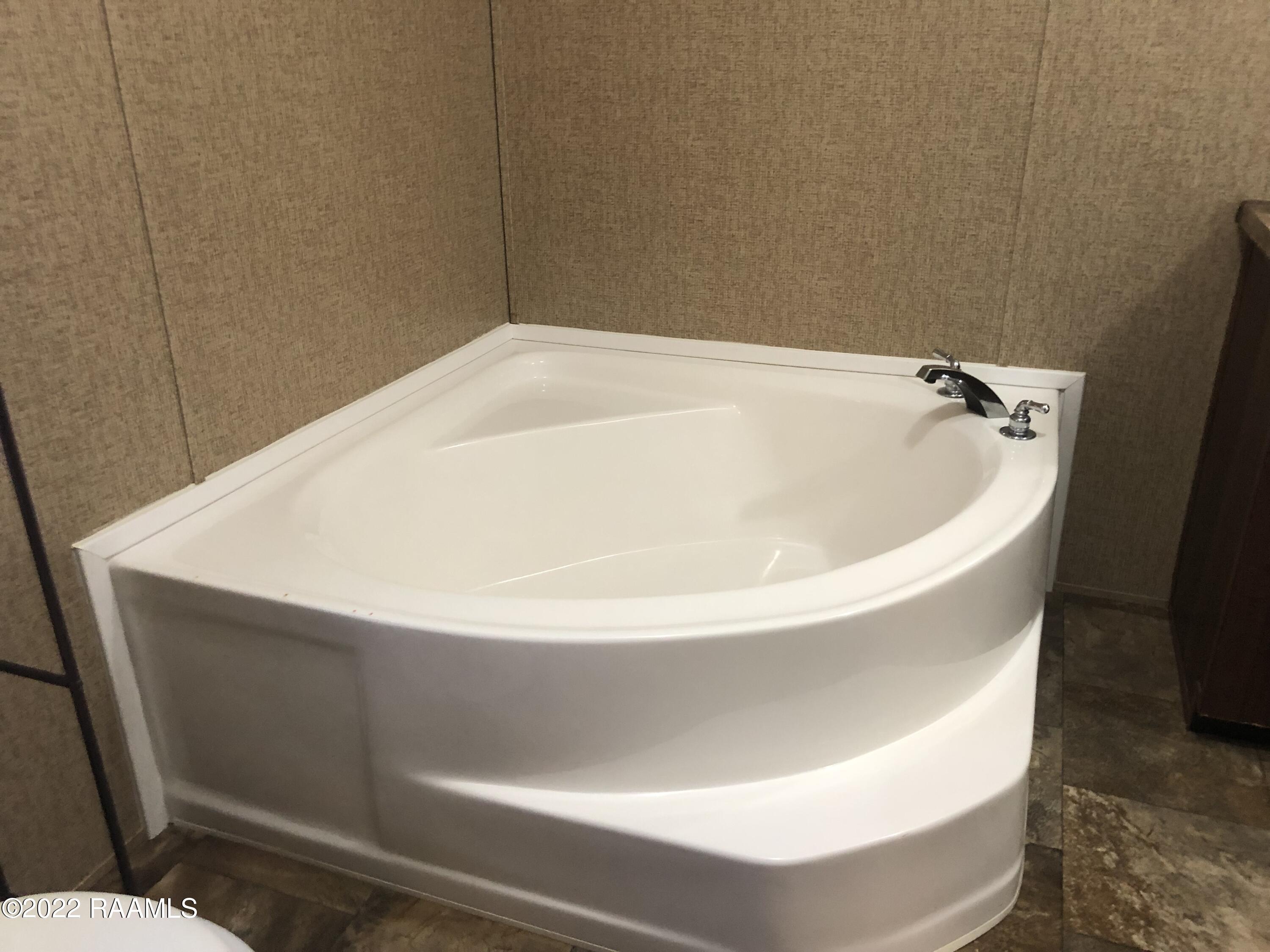 8899 Fusilier Road, Unit 16 Maurice, LA 70555 - Photo 18 of 25 Garden tub