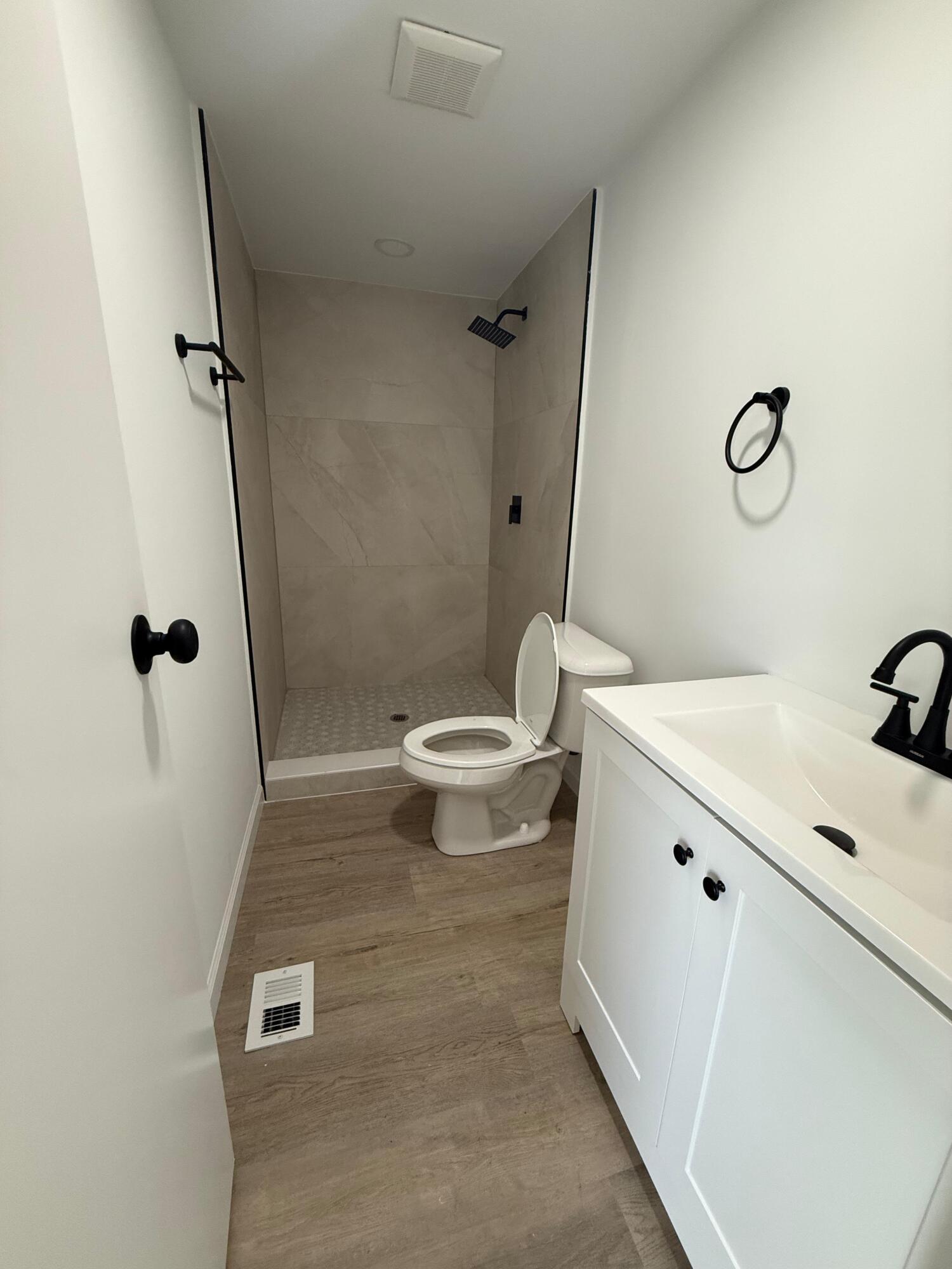 4022 68th Street North, Unit 826 Riviera Beach, FL 33404 - Photo 5 of 12 1st Bathroom