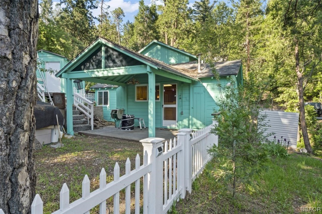 623 Highway 138 Crestline, CA 92325 - Photo 18 of 24 a view of a house with wooden fence next to a yard