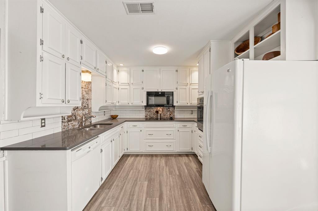 3124 Spring Lake Drive Bedford, TX 76021 - Photo 12 of 40