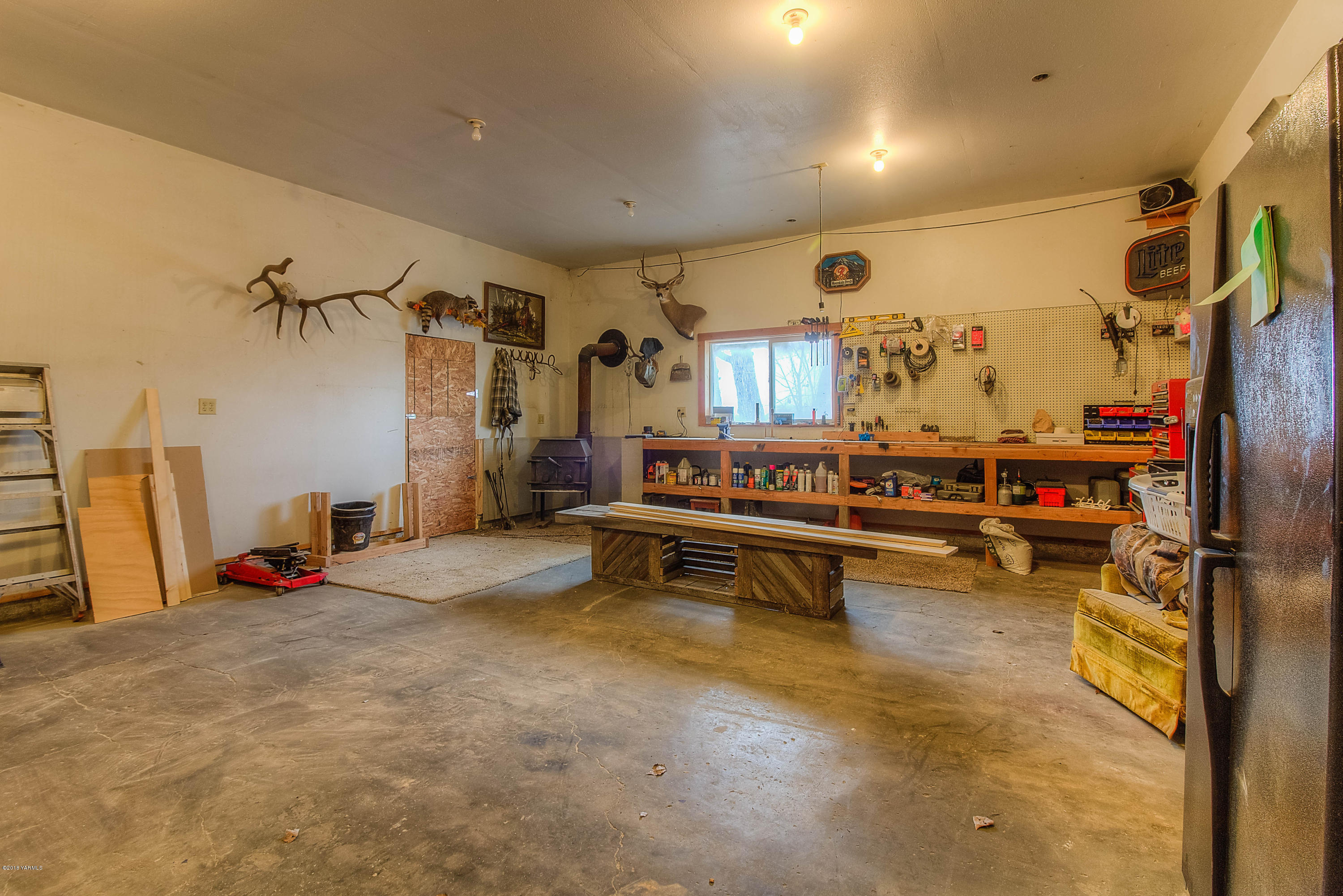 1091 Northbank Road Outlook, WA 98938 - Photo 14 of 18 a living room with furniture
