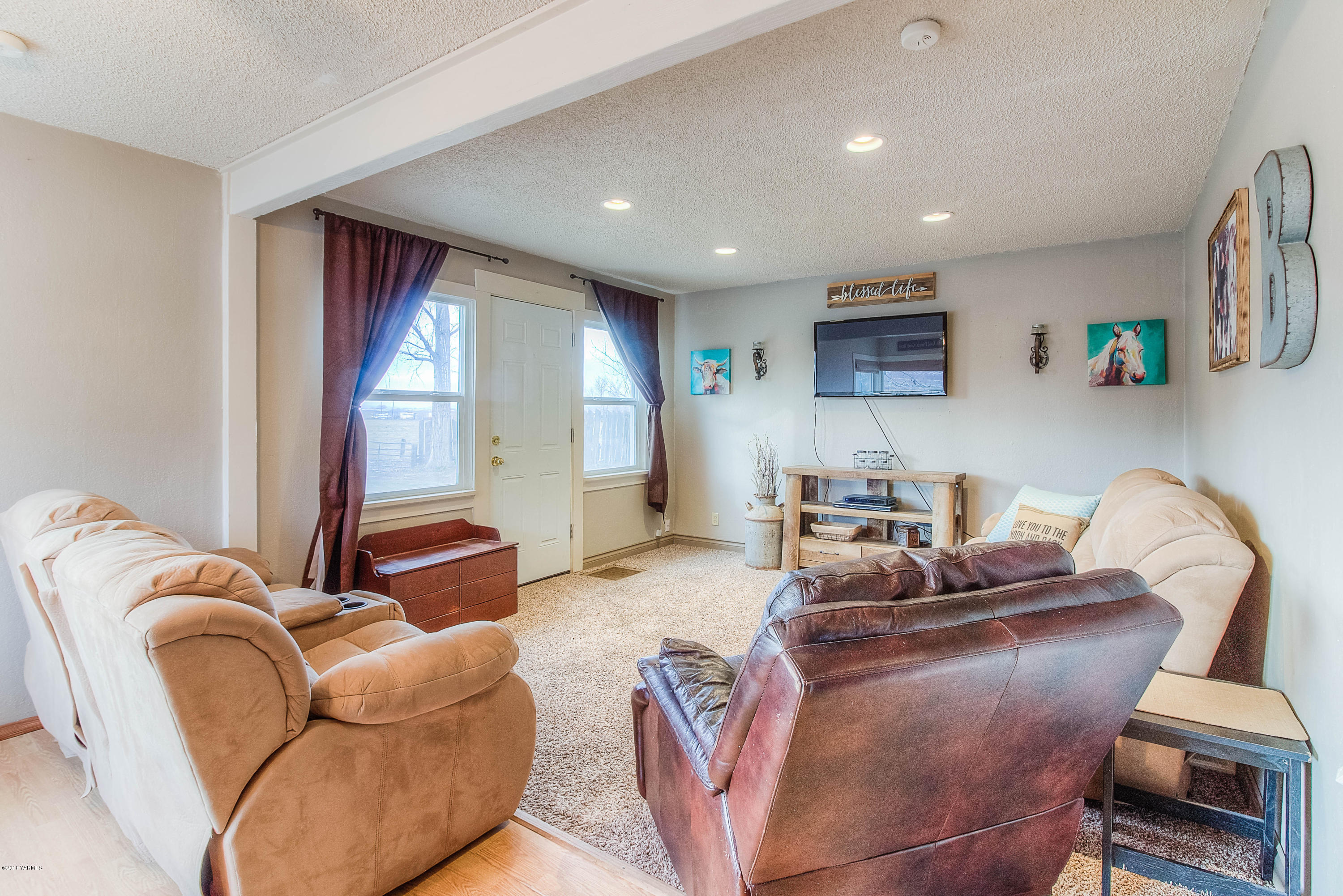 1091 Northbank Road Outlook, WA 98938 - Photo 4 of 18 a living room with furniture and a window