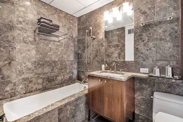 $2,695,000 | 205 East 59th Street, Unit 17C | Lenox Hill