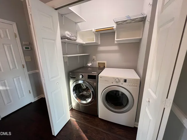 a close up view of a washer and dryer