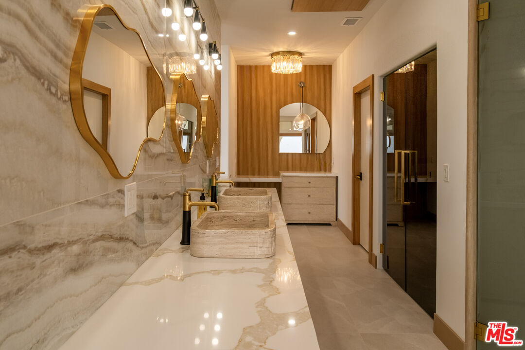 147 Napoleon Street Playa del Rey, CA 90293 - Photo 20 of 33 a bathroom with mirror and shower