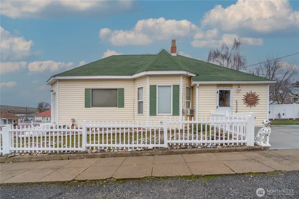$195,000 | 102 West 3rd Street, Lind, WA 99341
