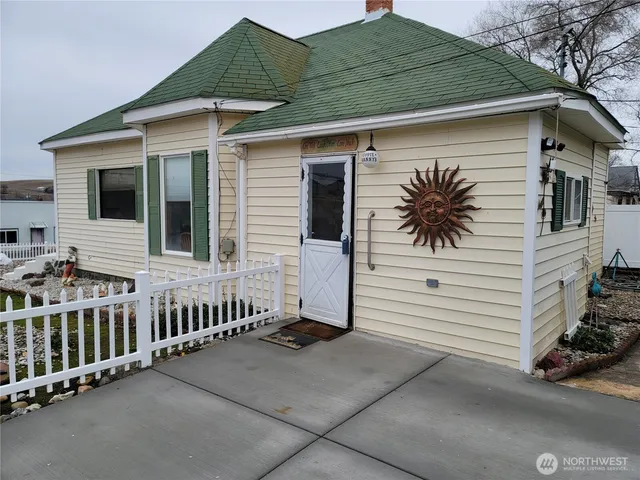 $195,000 | 102 West 3rd Street, Lind, WA 99341