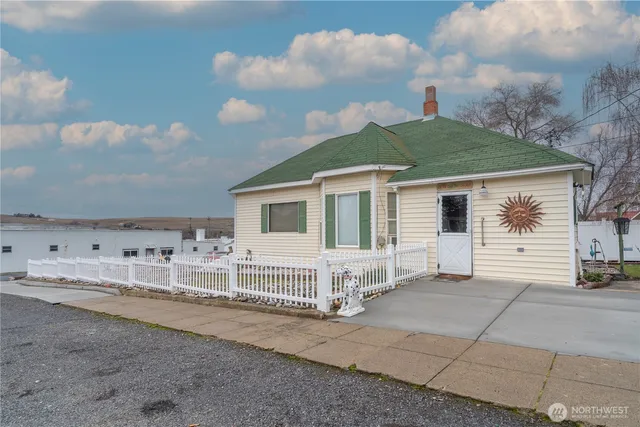 a view of a house with a backyard