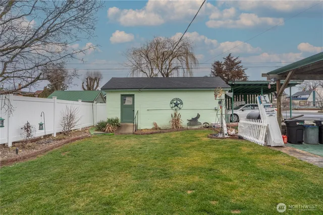 a view of a house with backyard and sitting area