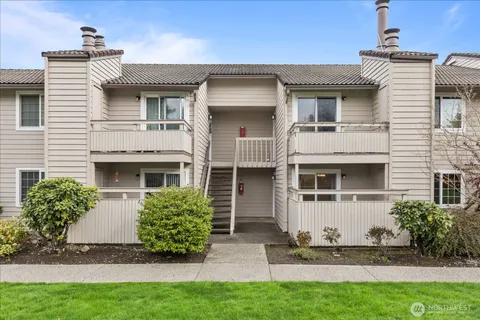 $369,950 | 14200 Northeast 171st Street, Unit E104, Woodinville, WA 98072