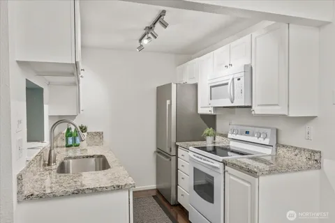 $369,950 | 14200 Northeast 171st Street, Unit E104, Woodinville, WA 98072