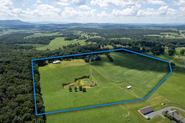 a view of a yard with basketball court
