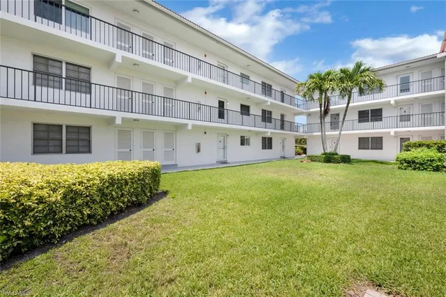 $410,000 | 5 High Point Circle West, Unit 212, Naples, FL 34103
