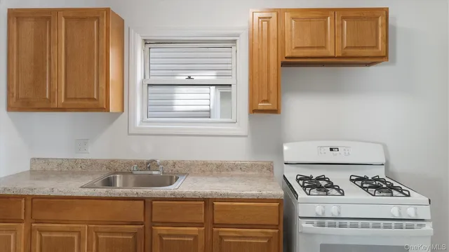 $899,000 | 3 Walnut Place, Great Neck, NY 11021