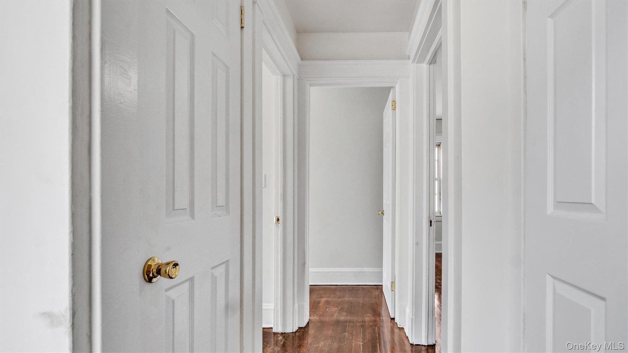 3 Walnut Place Great Neck, NY 11021 - Photo 20 of 34 Second floor corridor
