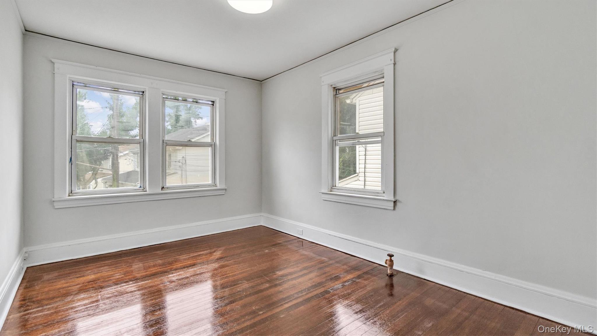 3 Walnut Place Great Neck, NY 11021 - Photo 22 of 34