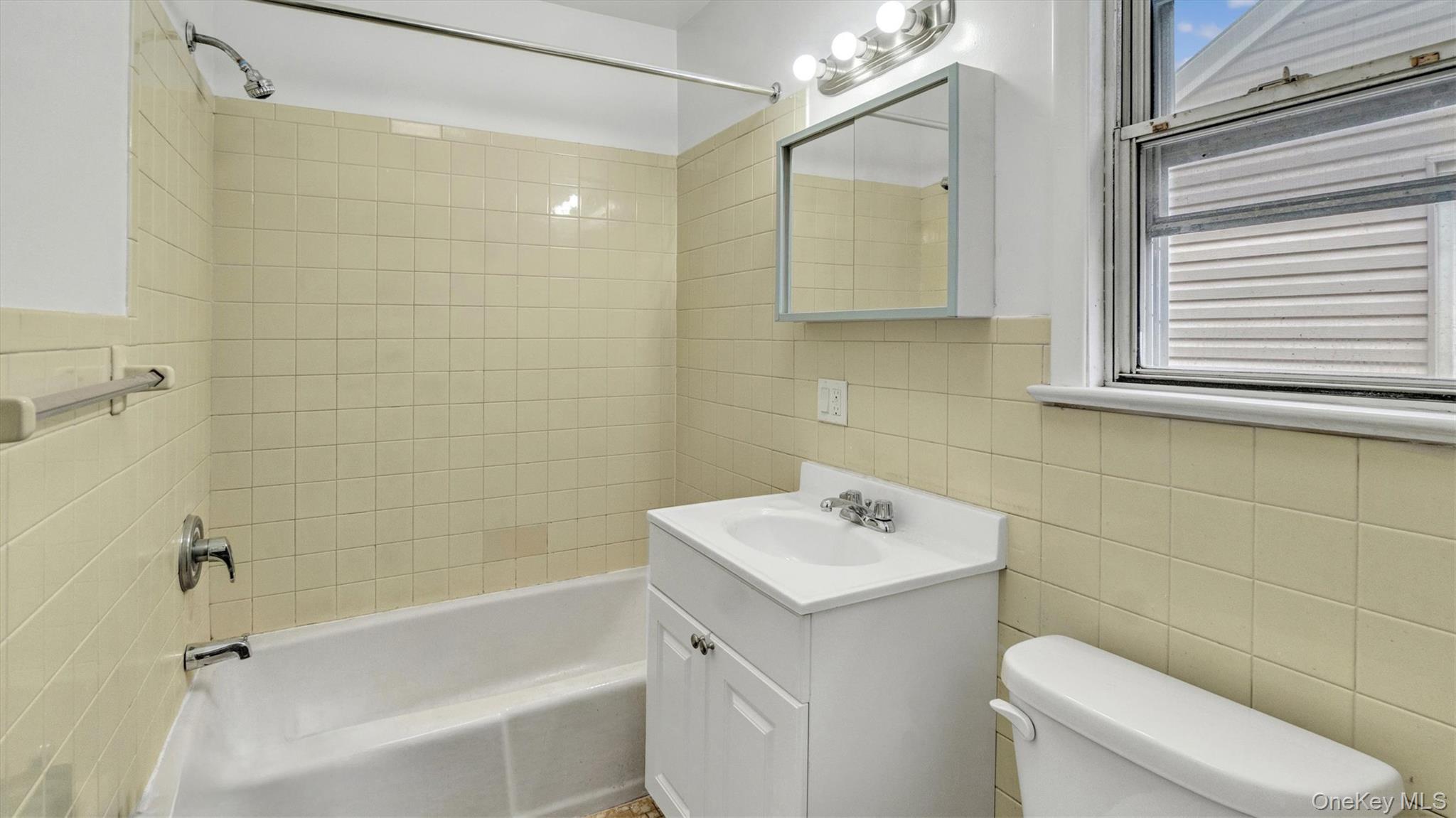 3 Walnut Place Great Neck, NY 11021 - Photo 25 of 34 Full bathroom