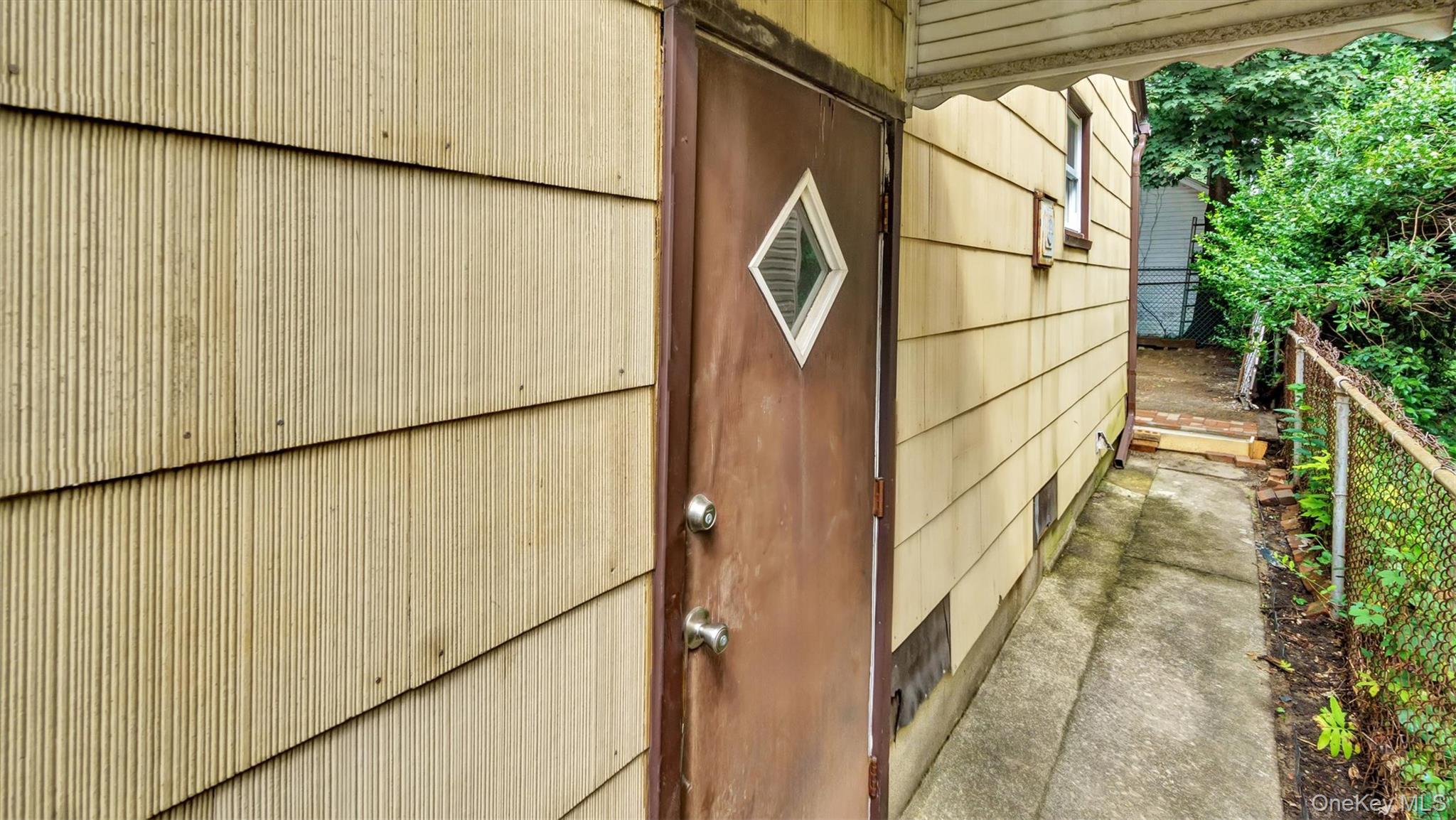 3 Walnut Place Great Neck, NY 11021 - Photo 4 of 34 Side door