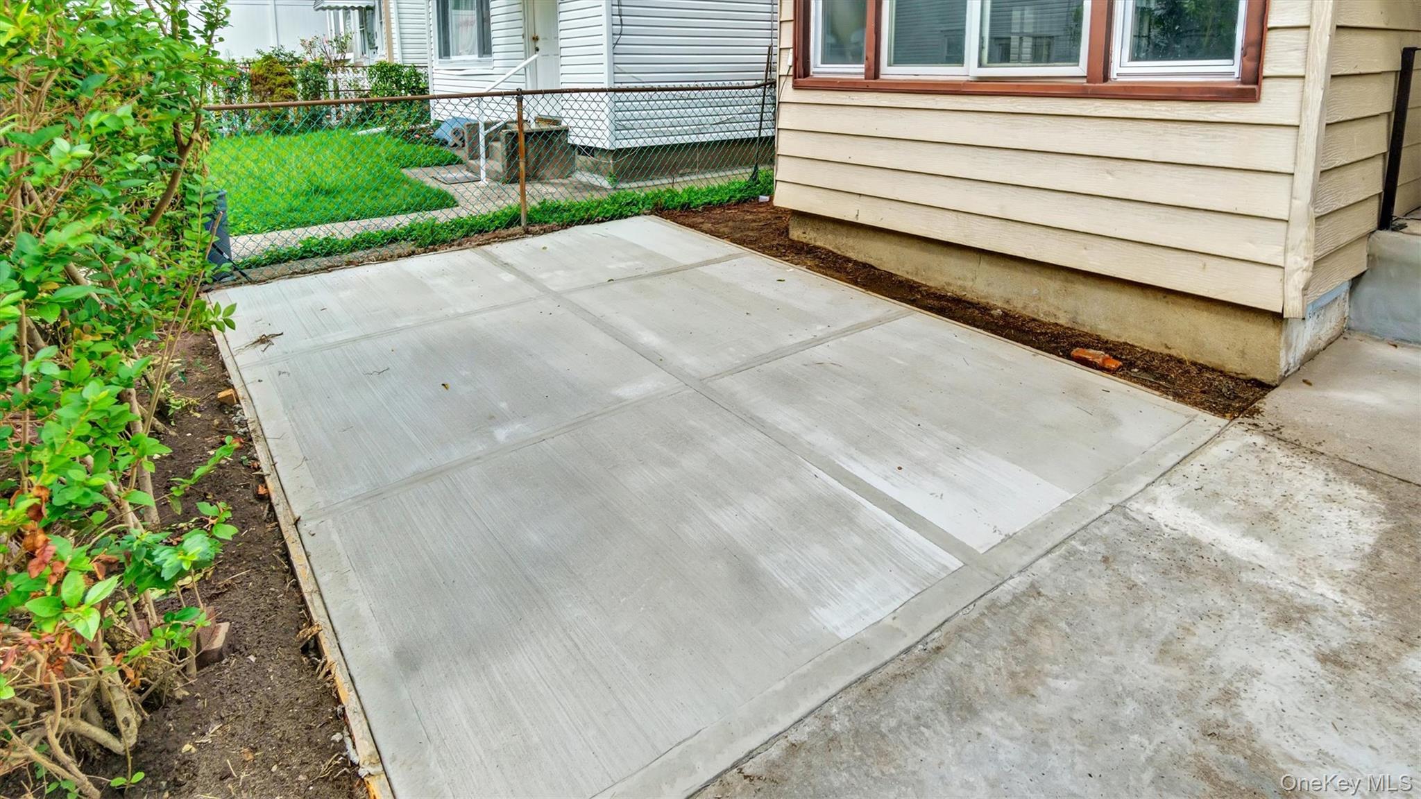 3 Walnut Place Great Neck, NY 11021 - Photo 5 of 34 Front parking area