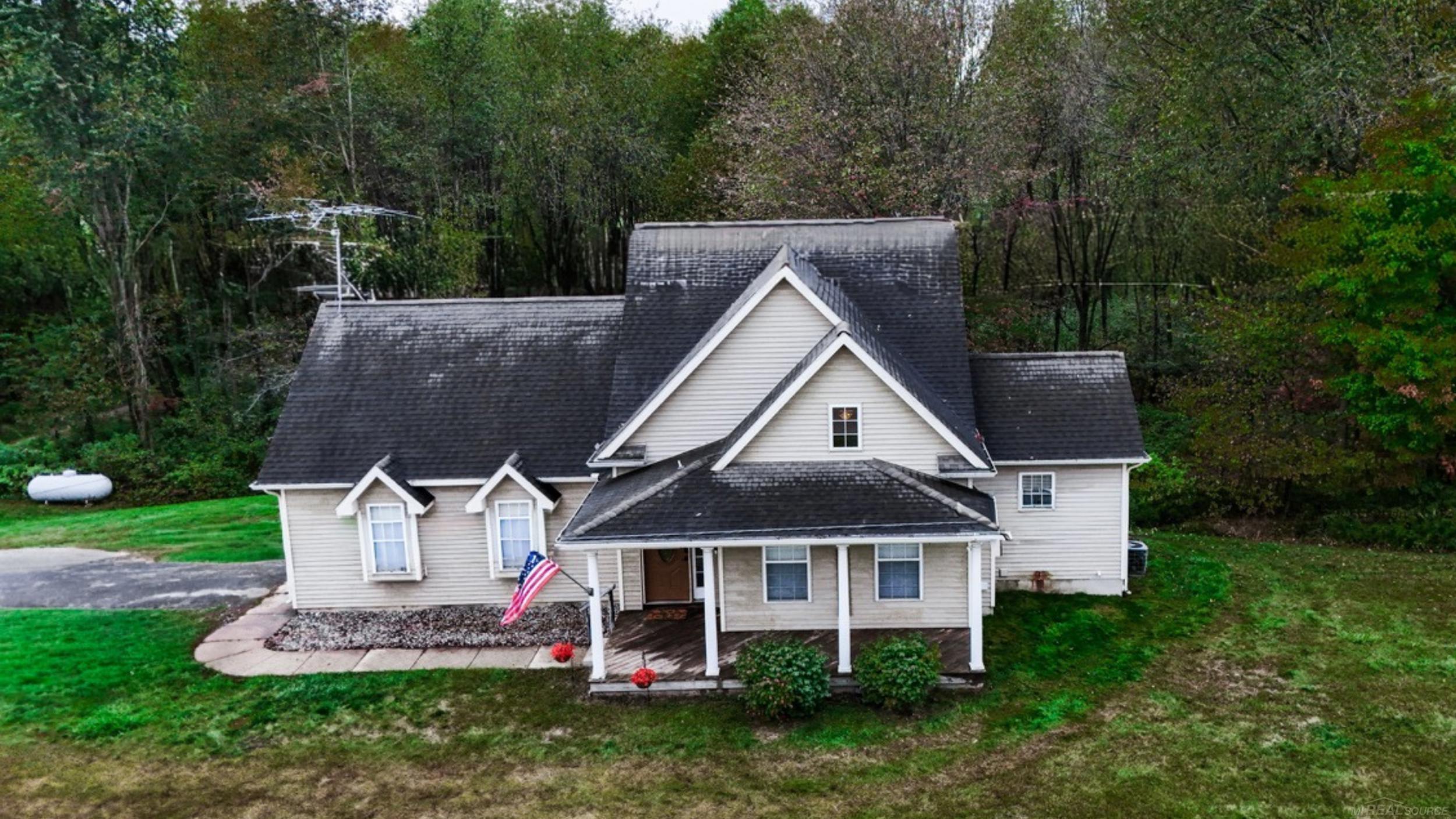 3955 Hogback Road Fowlerville, MI 48836 - Photo 7 of 71 50194045-84B890D5-C72E-46B9-ADDE-1E7FC63F9738.JPG