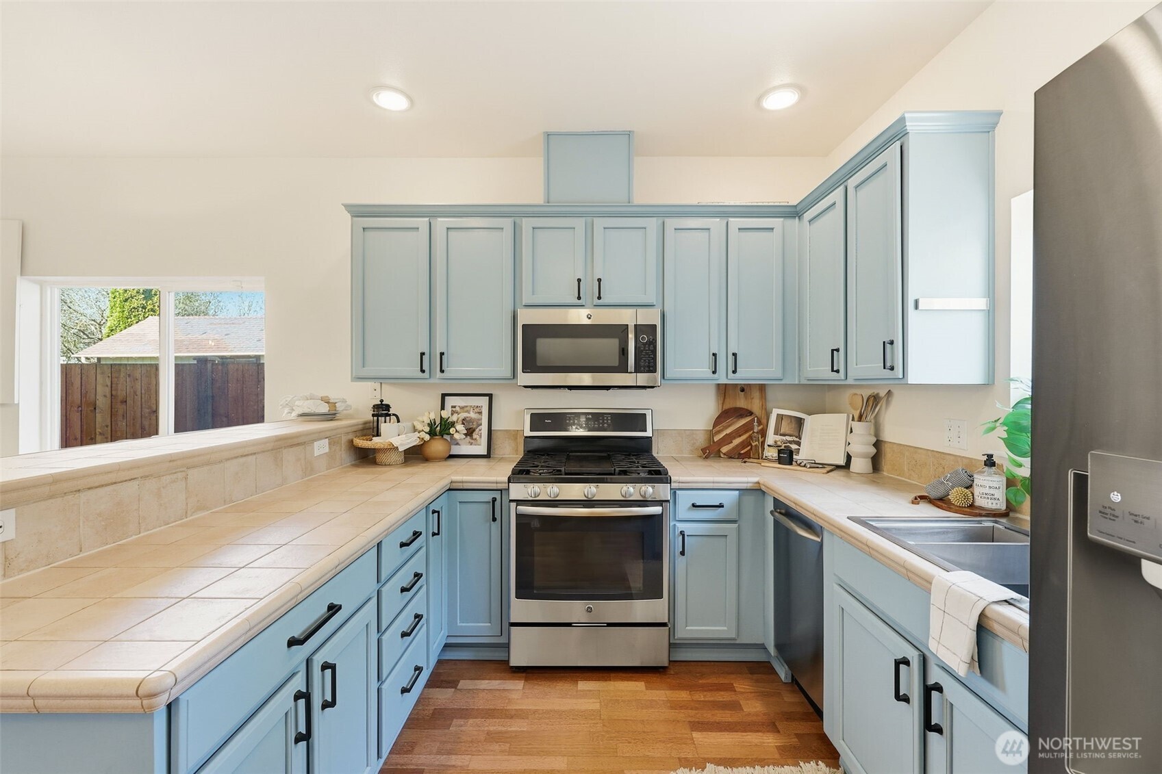 8847 9th Avenue Southwest, Unit A Seattle, WA 98106 - Photo 8 of 31 a kitchen with a sink stove and cabinets
