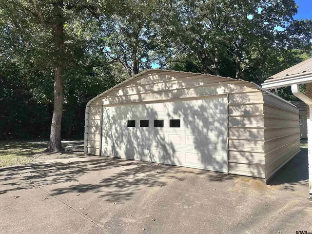 a view of a entrance gate of the house