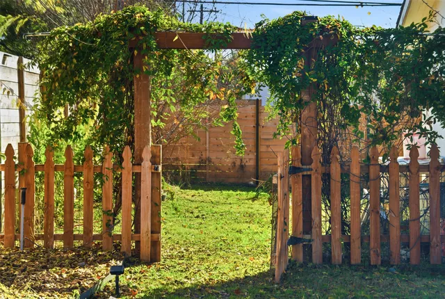 a view of a back yard