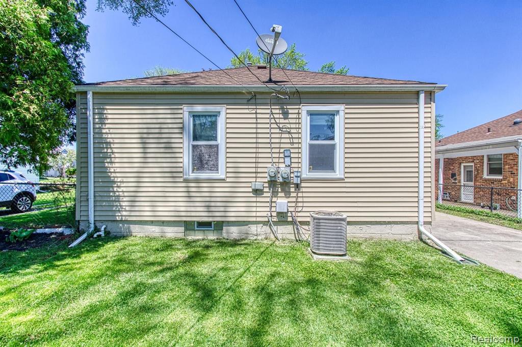 1369 Princeton Road Berkley, MI 48072 - Photo 30 of 38