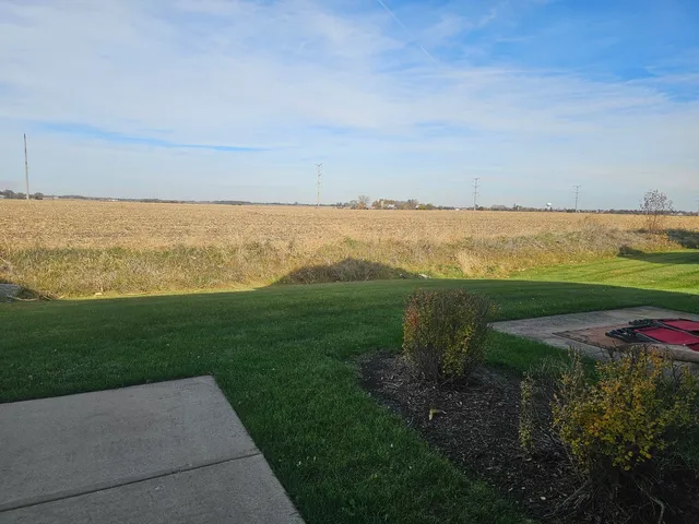 $2,400 | 171 Willoughby Court, Unit E, Yorkville, IL 60560