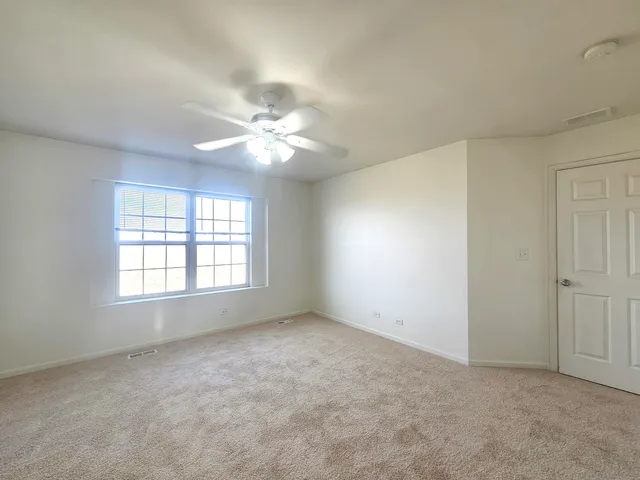 $2,400 | 171 Willoughby Court, Unit E, Yorkville, IL 60560