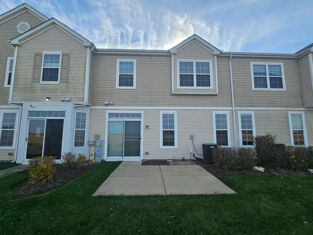 $2,400 | 171 Willoughby Court, Unit E, Yorkville, IL 60560