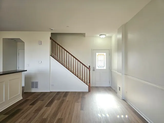 $2,400 | 171 Willoughby Court, Unit E, Yorkville, IL 60560