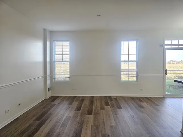 $2,400 | 171 Willoughby Court, Unit E, Yorkville, IL 60560