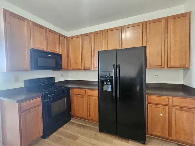 $2,400 | 171 Willoughby Court, Unit E, Yorkville, IL 60560