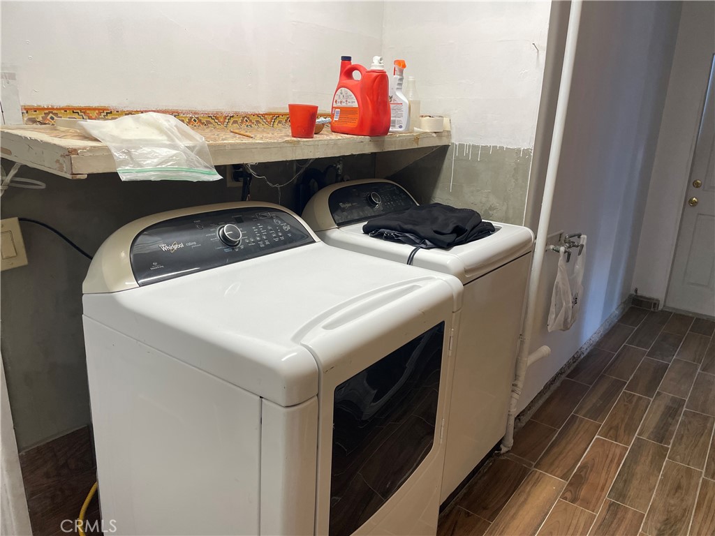 825 Sonora Road Costa Mesa, CA 92626 - Photo 22 of 37 a utility room with dryer and washer