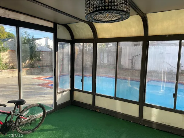 a view of a backyard