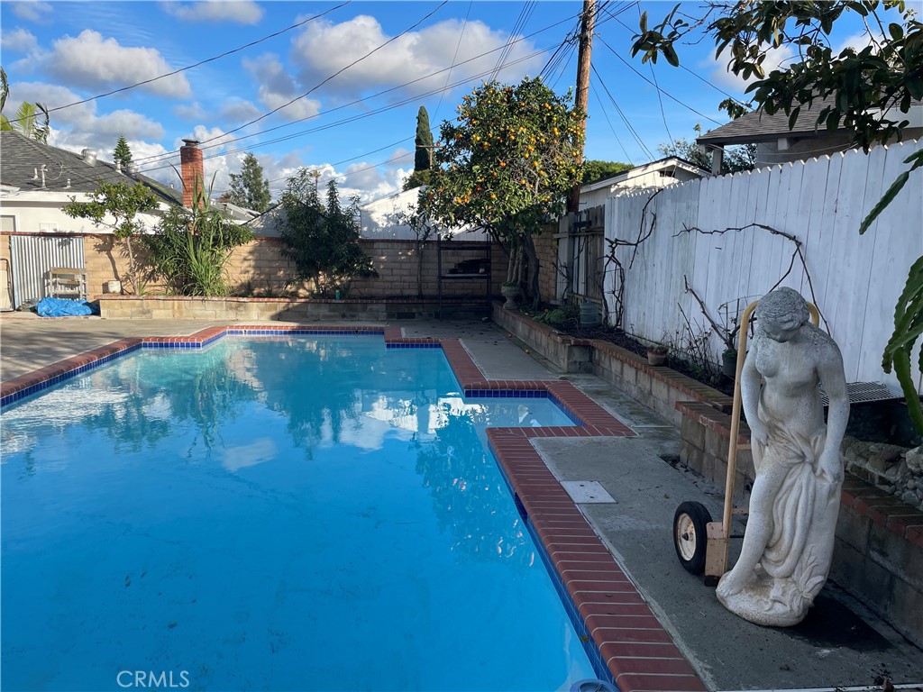 825 Sonora Road Costa Mesa, CA 92626 - Photo 30 of 37 a view of a backyard