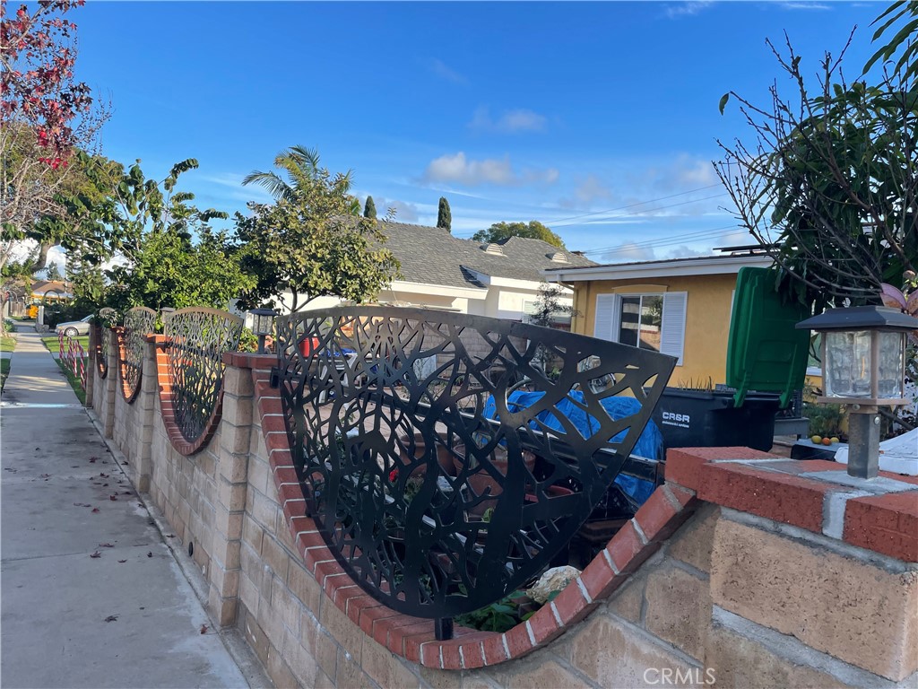 825 Sonora Road Costa Mesa, CA 92626 - Photo 3 of 37 a view of a chairs and tables in patio