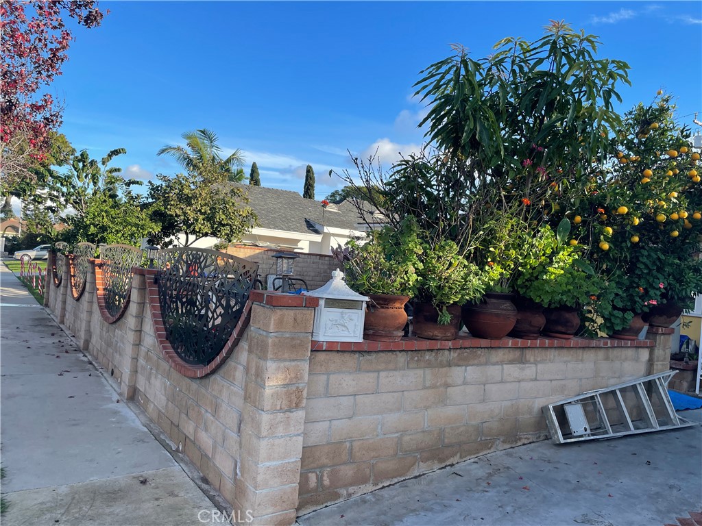 825 Sonora Road Costa Mesa, CA 92626 - Photo 4 of 37