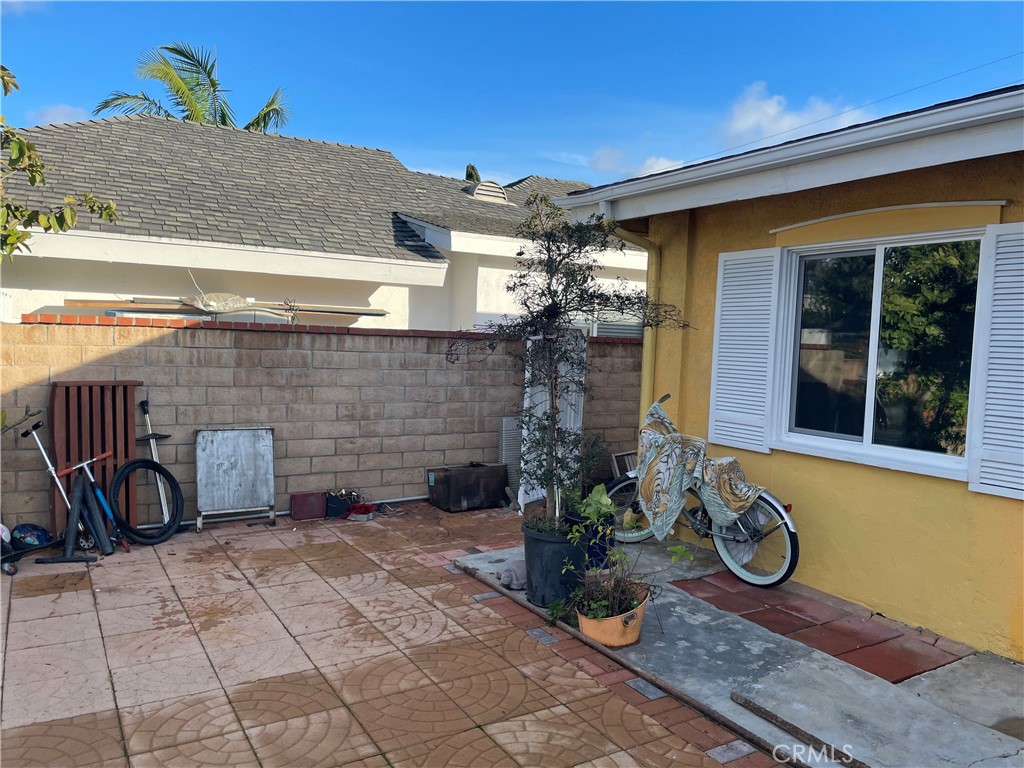 825 Sonora Road Costa Mesa, CA 92626 - Photo 7 of 37 a view of a porch with furniture